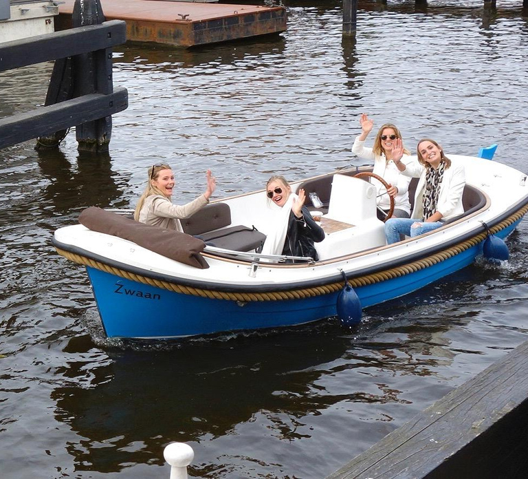 Leiden: Electric boat rental (6 pers.)