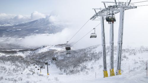 Niseko Grand Hirafu 6-hour lift pass & round-trip bus ticket