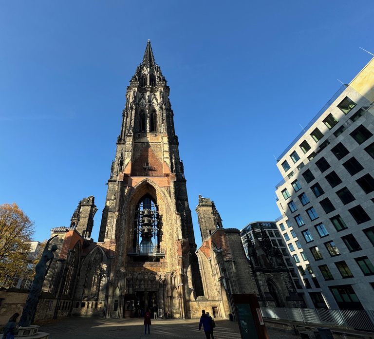 Hamburg Old Town on foot - The tour with heart