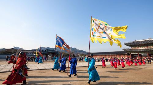 Seoul Gyeongbokgung Palace + Bukchon Hanok Village + Bugak Palgakjeong + Gwangjang Market half-day tour Day Tours
