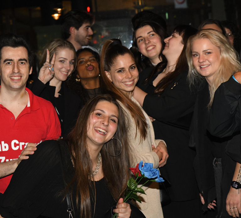 Zurich: Pub Crawl Nightlife Tour with Shots and Snacks