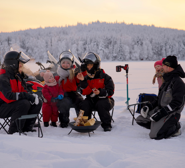 Rovaniemi: Ice Fishing and Snowmobile Tour with Snacks