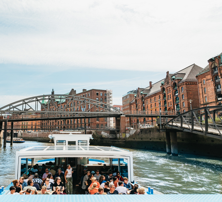 Hamburg: 2-Hour XXL Port of Hamburg Cruise Tour