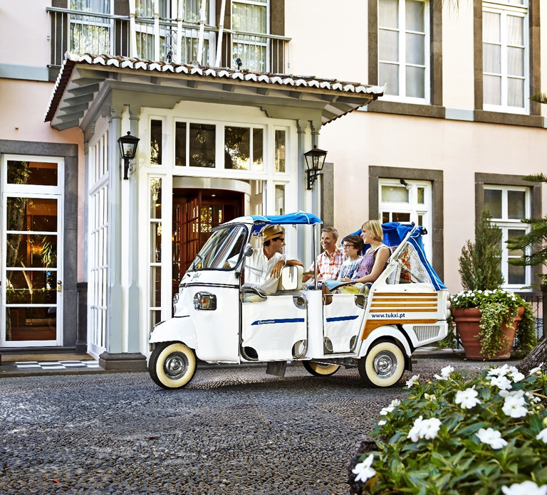 Lisbon's historic old town in a tuk-tuk in German
