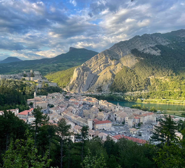 Sisteron: tour of the town through the mountains (sunset/nighttime)