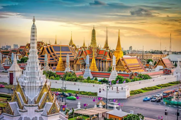 Grand Palace, Wat Pho, and Wat Arun Guided Tour - HolidaySG