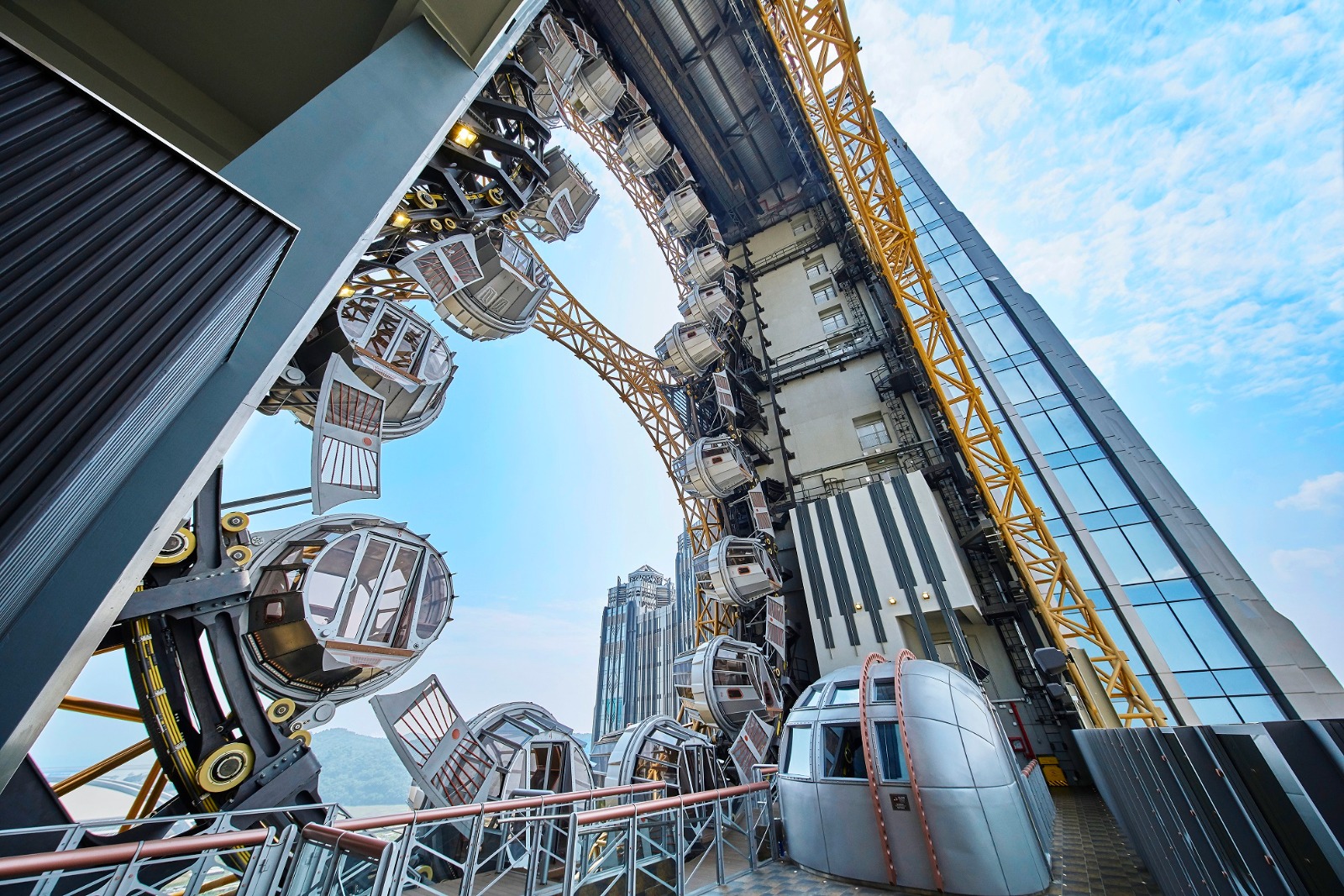 Golden Reel Figure-8 Ferris Wheel - HolidaySG