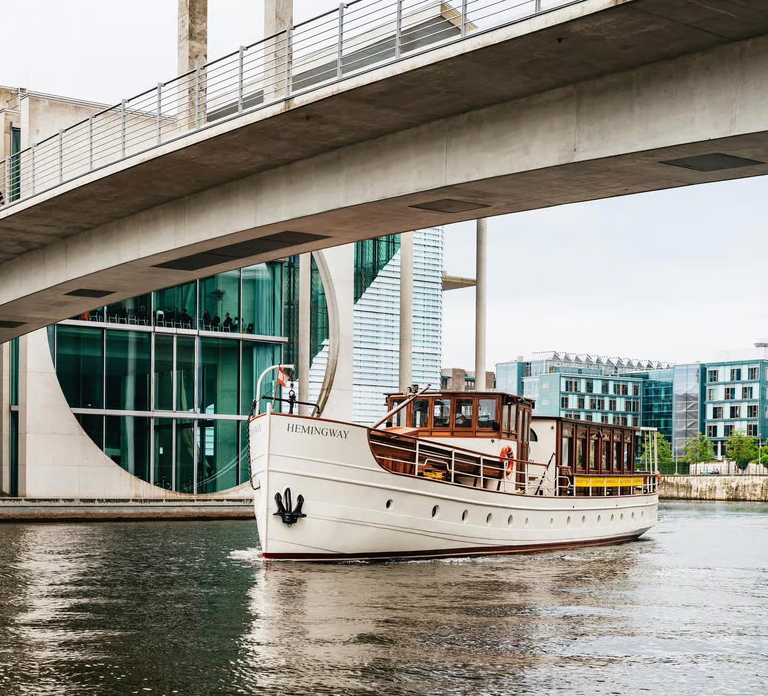 Berlin: 1h Boutiquestyle-Cruise on the Historic Hemingway