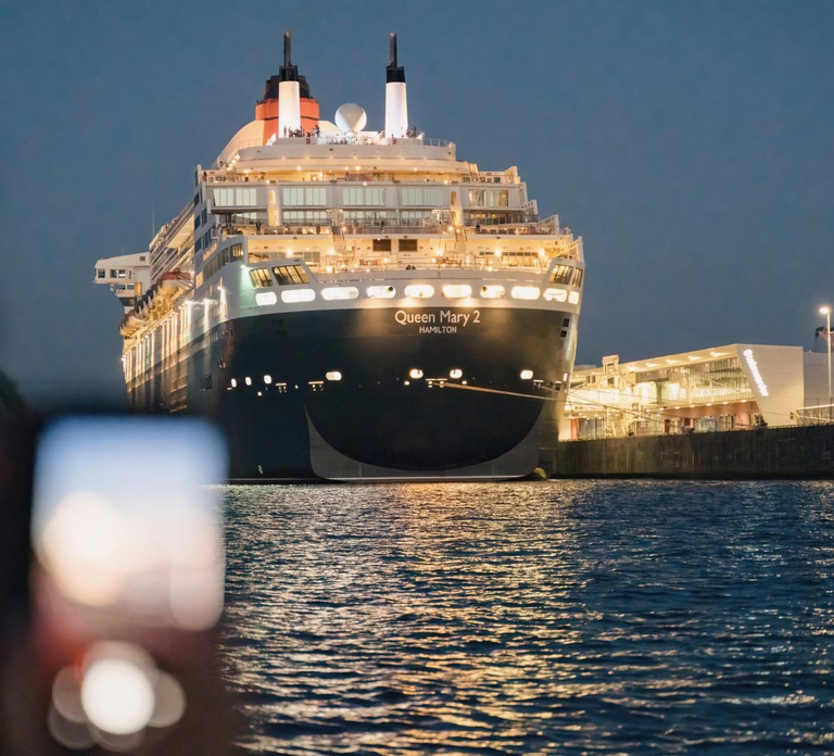 Hamburg: 1.5-Hour Evening Lights Harbour Cruise on a Ship