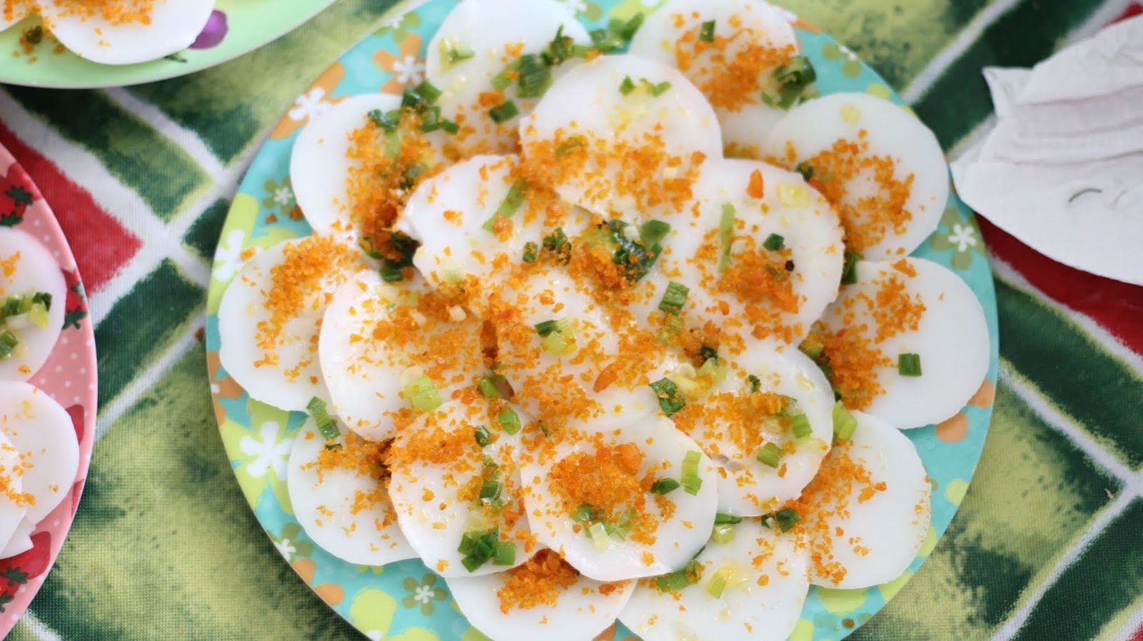 SIGHTSEEING AND EXPLORE VIETNAMESE LOCAL FOOD TOUR