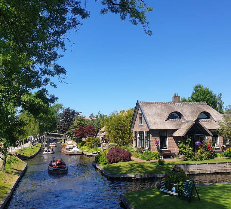 From Amsterdam: Giethoorn Day Trip with Small Electric Boat