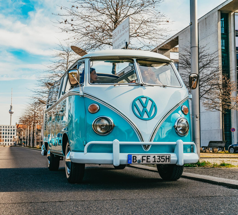Berlin: Sightseeing Tour in Classic Volkswagen T1 Samba Bus