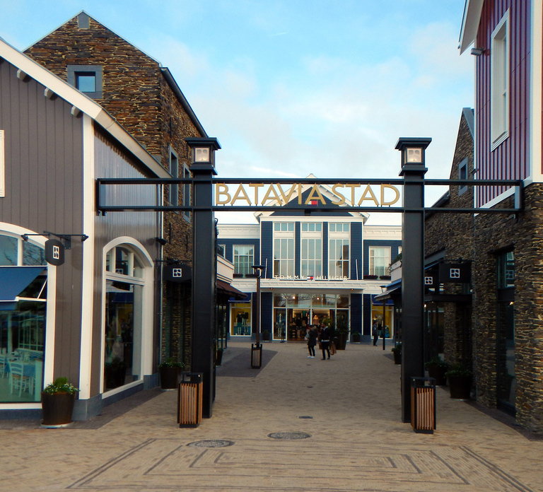 From Amsterdam: Private Day Trip to Fashion Outlet