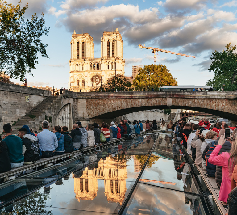 Paris: 1-Hour Sightseeing Cruise and 3-Course Bistro Dinner