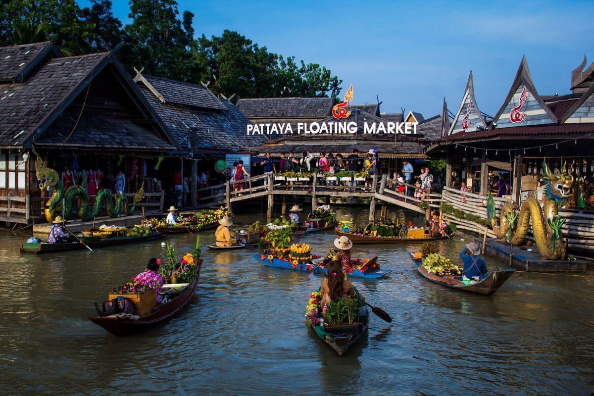 Pattaya Floating Market - Foreigner