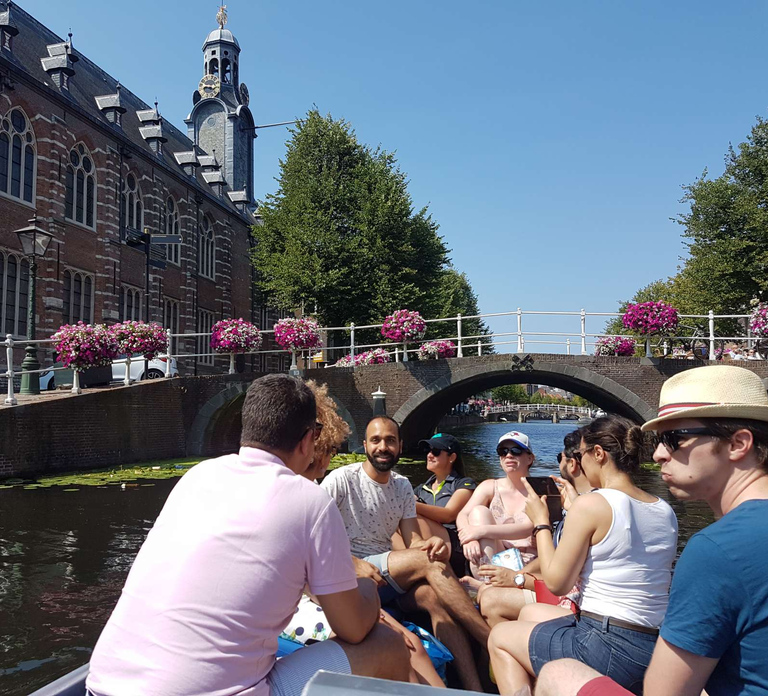 Leiden: Electric Boat Rental