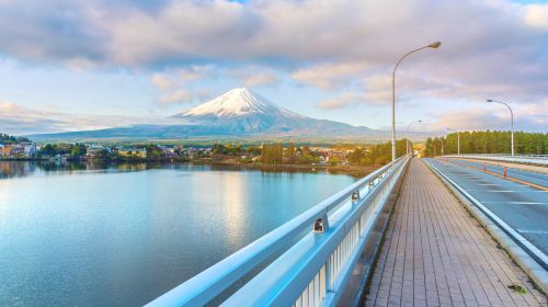 Tokyo Mount Fuji 1-day tour: Optional 9-person small group + popular twin lakes + trending photo spots + outlet mall