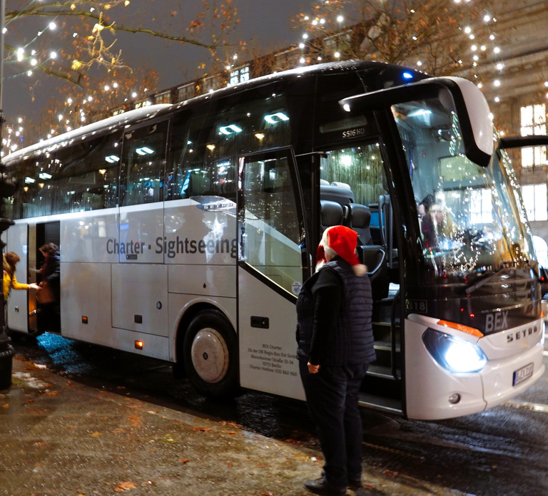 Berlin: 2-Hour Christmas Lights Bus Tour incl. Mulled Wine
