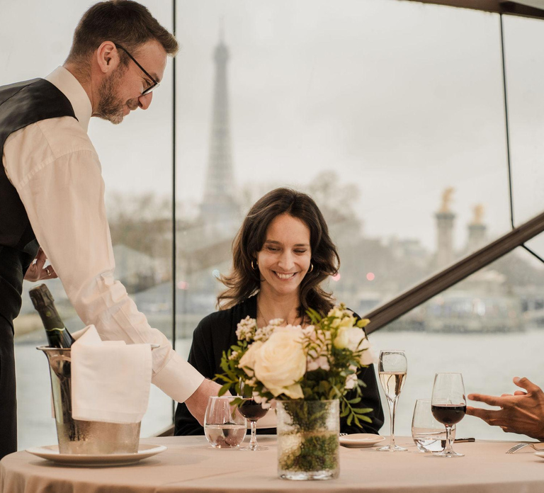 Paris: 4-Course Dinner Cruise on Seine River with Live Music