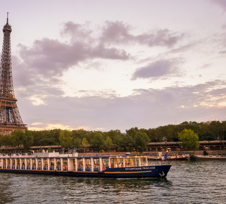 Paris: Romantic Cruise with 3-course Dinner on Seine River