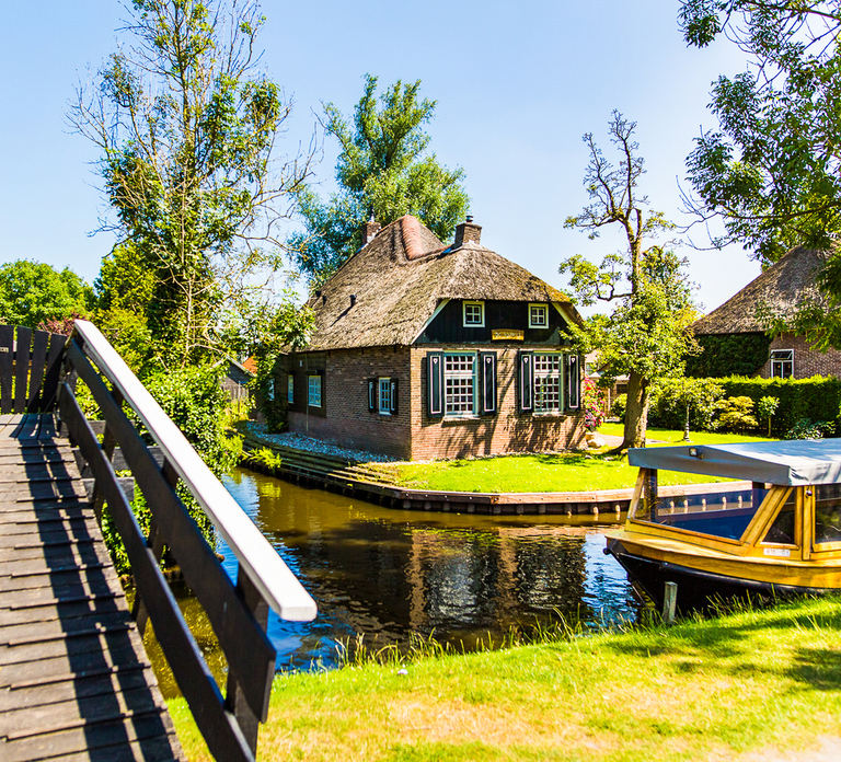 Amsterdam: Giethoorn Tour with Boat Ride & Afsluitdijk Visit