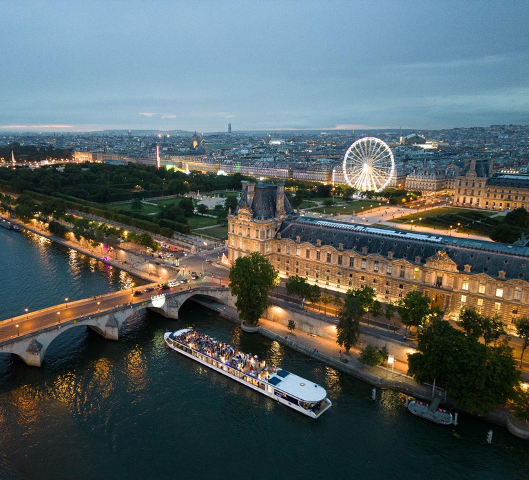 Paris: New Year's Eve Diamant Bleu Special Dinner Cruise