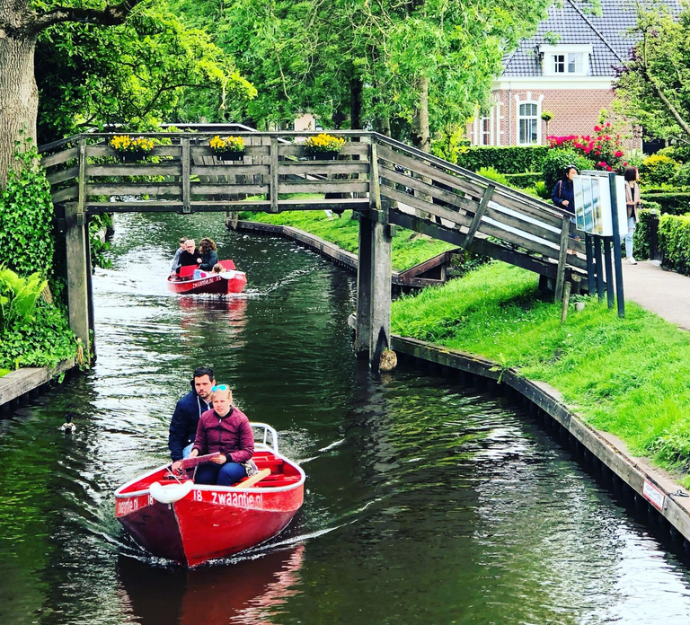 Amsterdam: Zaanse Schans and Giethoorn Guided Combo Tour