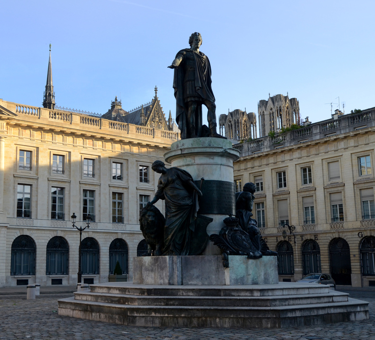 Reims : city-center discovery tour and champagne tasting