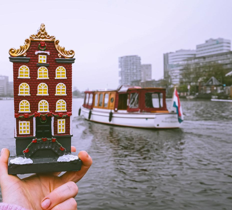 Amsterdam Canal Boat Tour with Live Guide