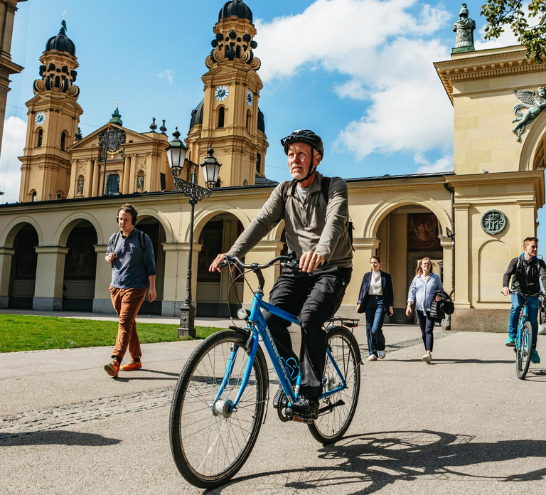 Munich: Guided City Tour by Bike with Beer Garden Stop