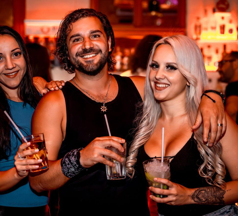 Amsterdam: Original Pub Crawl Party with VIP Entrance