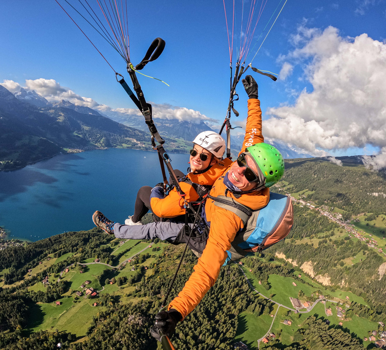 Interlaken: Tandem Paragliding Flight with Pilot - HolidaySG