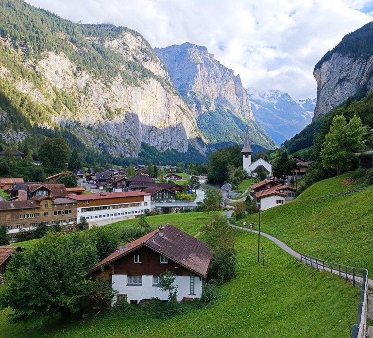 Interlaken: Highlights Tour with a Local by Private Car