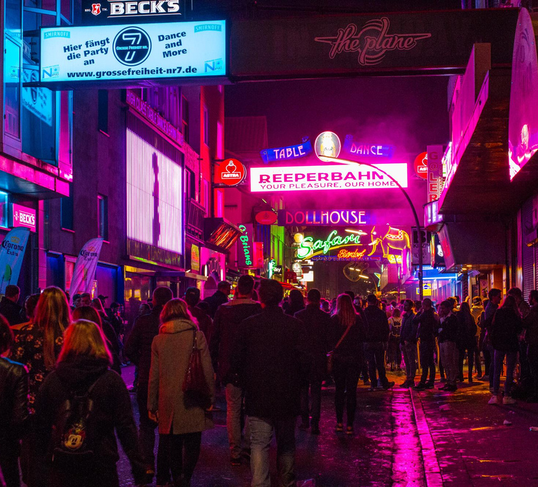 Hamburg: Kiez & Dollhouse: The legendary Reeperbahn tour