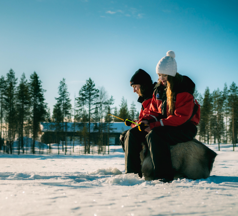 Rovaniemi: Family Fun Day with Huskies and Reindeer