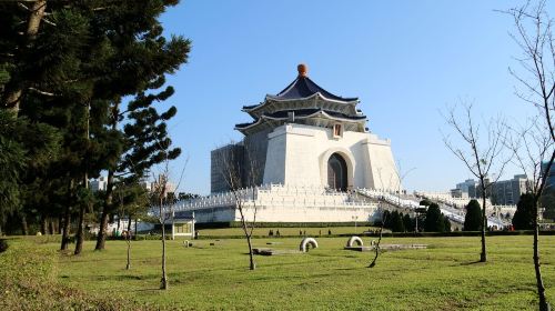 8-hour private charter 1-day tour to Taipei National Palace Museum and Yangmingshan: Custom itinerary (departing from Taipei)