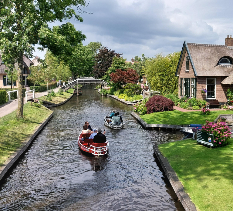From Amsterdam: Giethoorn Small Group Tour with Boat Ride