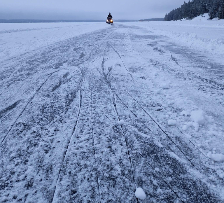 Levi: Guided Ice Skating Tour with Campfire Snack