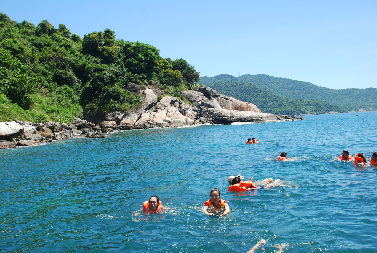 Snorkeling at Cham Islands by Speedboat