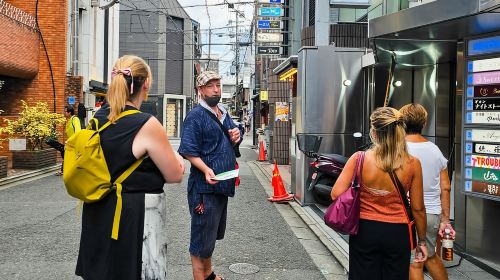 Kyoto: Gion Night Walking Tour with Local Guide