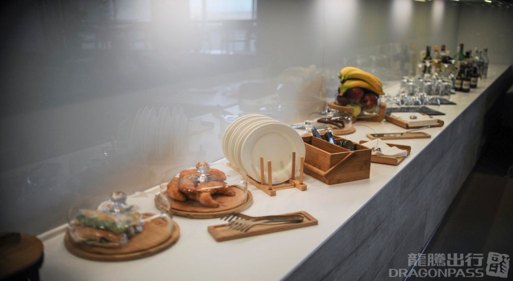 17/02 Lounge Pristina International Airport - HolidaySG