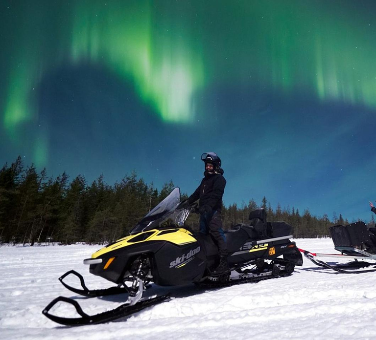 Rovaniemi: Snowmobiling under Aurora+Kota Salmon & Photos