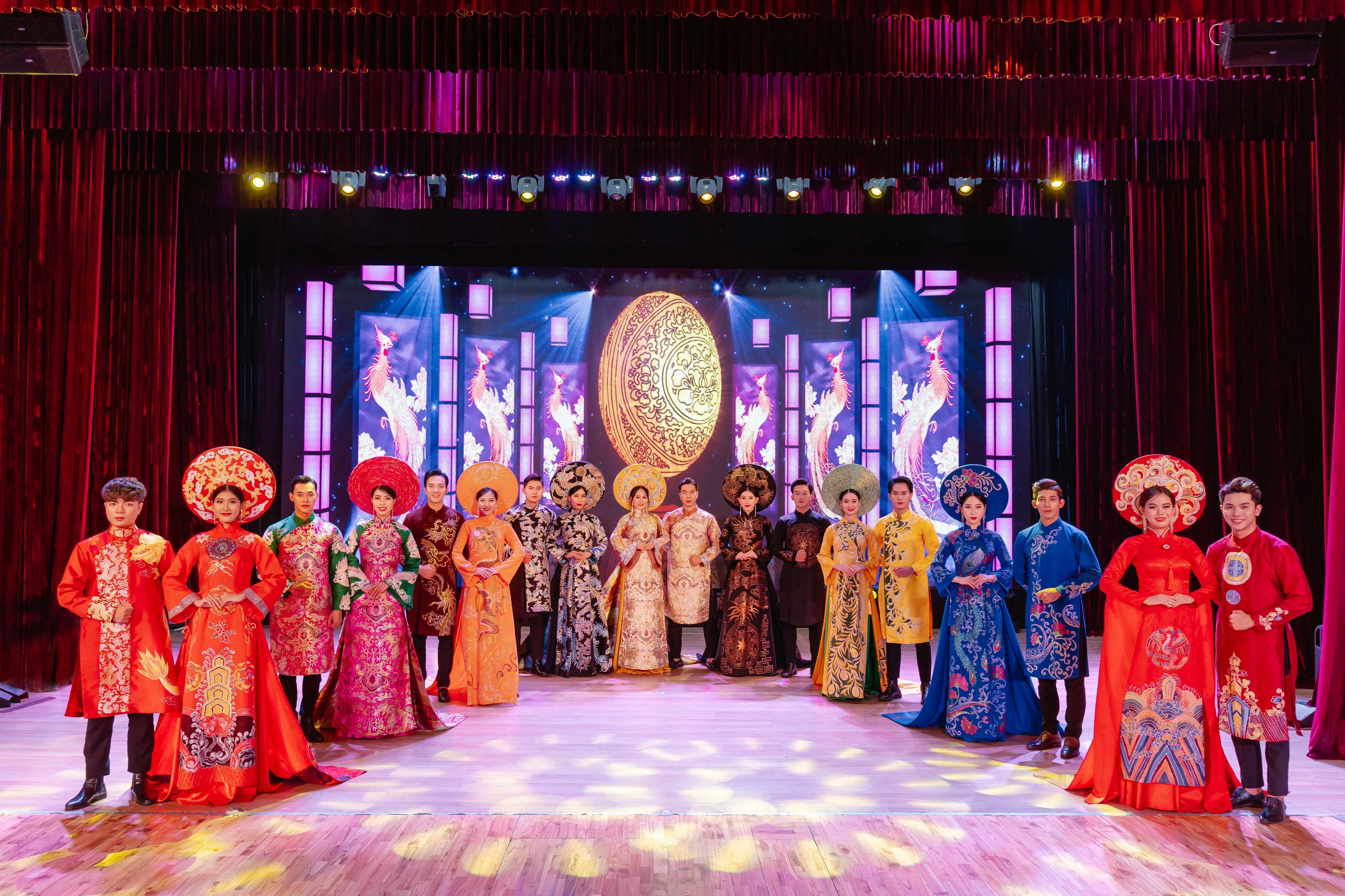 Ao Dai Show in Da Nang - HolidaySG