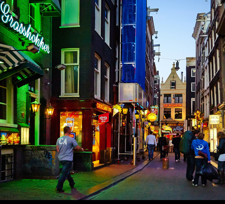 Amsterdam: Private Red Light District and Food Tour