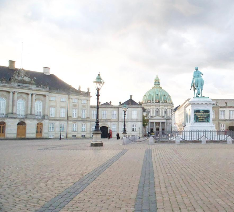 Copenhagen: Amalienborg Tour in Spanish