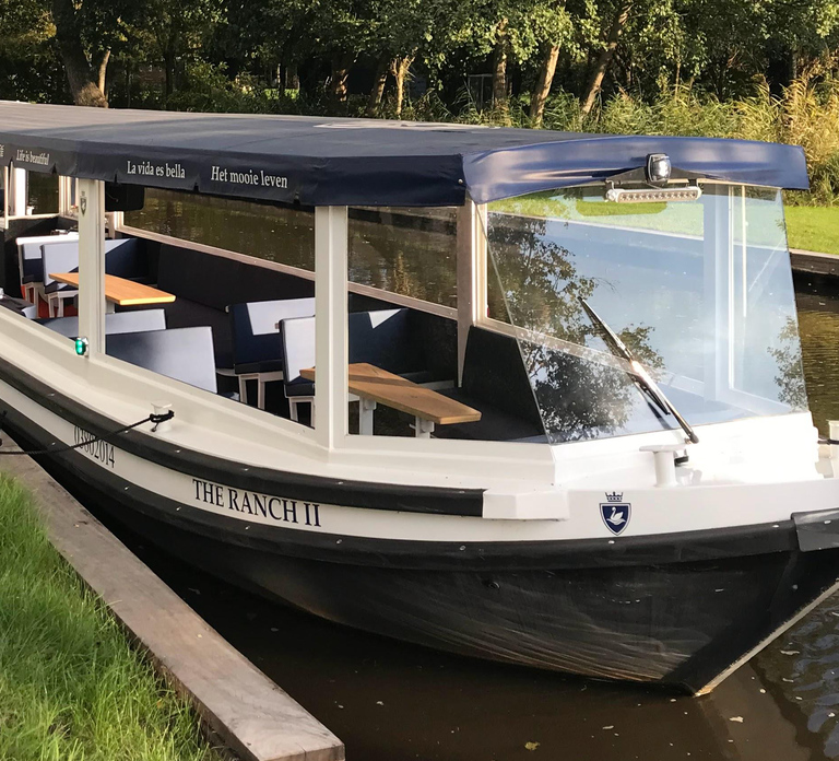 Giethoorn: Canal Cruise with Drop-Off in City Center