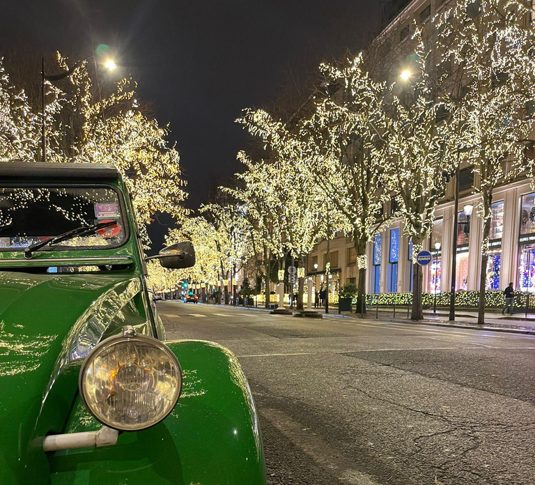Paris: Private Christmas Lights Tour by Citroën 2CV