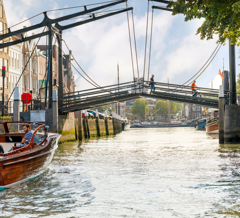 Dordrecht: City Walking Tour with Boat Ride