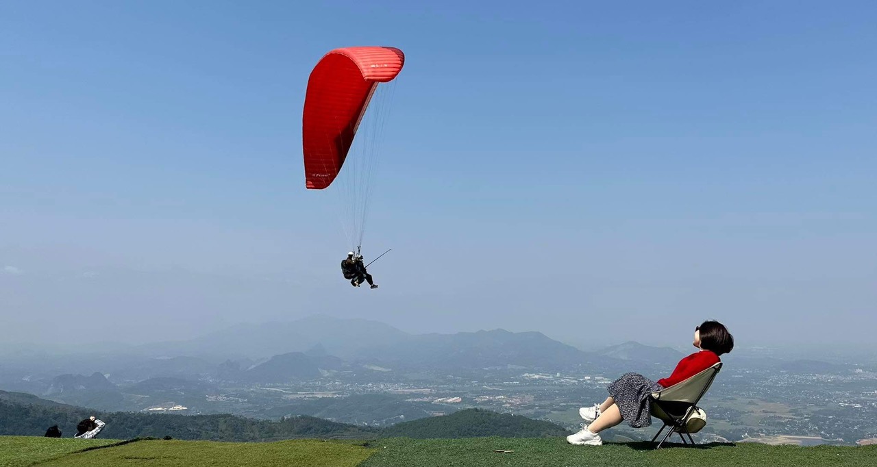 Ha Noi Sky Tour: Paragliding