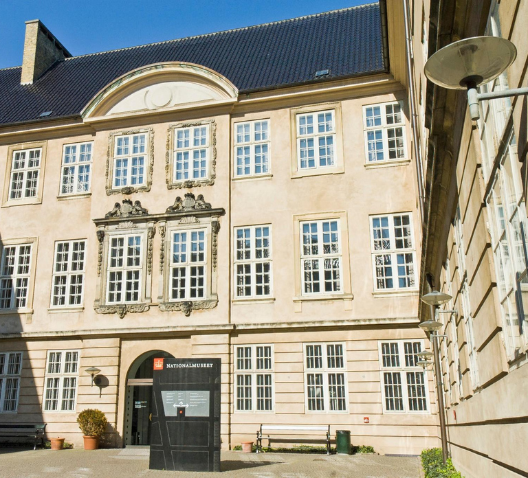 Copenhagen: Old Town and Nyhavn Private Family Tour